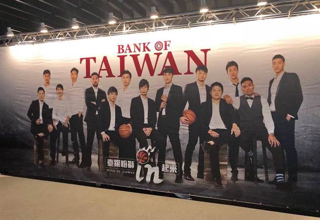 SB台银主场周帅劲十足 人形立牌抢镜